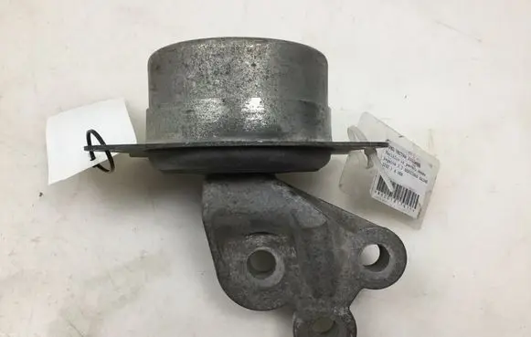 Opel Vectra B Engine mount bracket V04640