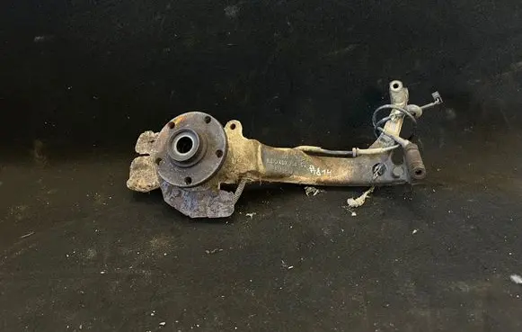 Volkswagen PASSAT B5.5 Front wheel hub spindle knuckle 8d0407258