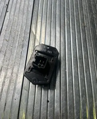 Toyota Yaris Rear door lock 10D301