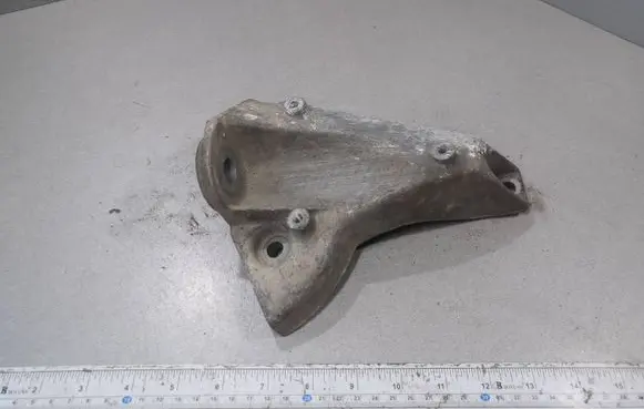 Volkswagen PASSAT B5.5 Engine mounting bracket 8D0399113AC
