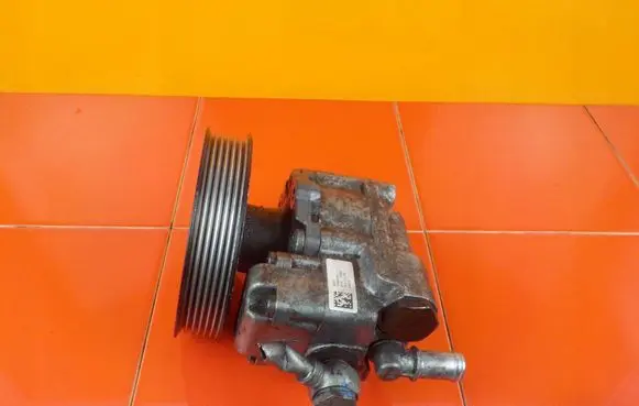 BMW 5 E60 E61 Power steering pump 678084803 N47D20A