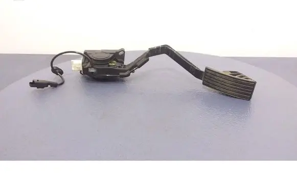 Accelerator throttle pedal