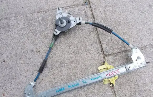 Rear door manual window regulator