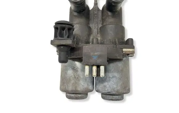 Mercedes-Benz E W124 Coolant heater control valve 0008306584