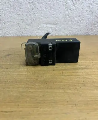Volkswagen Golf III Coolant fan relay 357919506 89871800