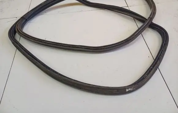 Trunk rubber seal (body)