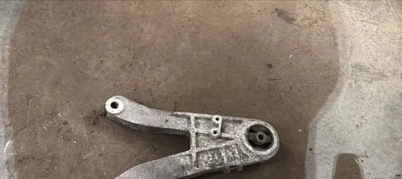 Volvo S70 V70 V70 XC Engine mount bracket 9524347