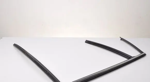 Volvo V60 Rear door windshield rail 