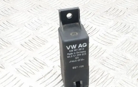 Volkswagen Touran I Glow plug pre-heat relay 038907281D 51299023