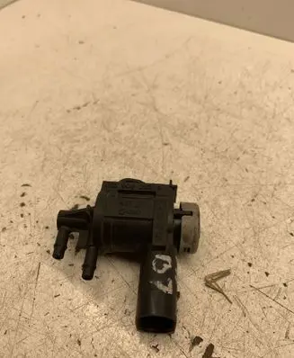 Volkswagen PASSAT B7 Vacuum valve 1K0906283A