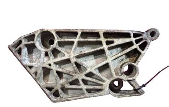 Engine mounting bracket