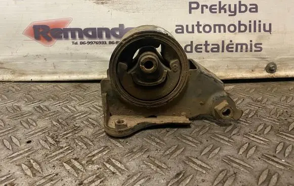 Nissan X-Trail T30 Engine mount bracket