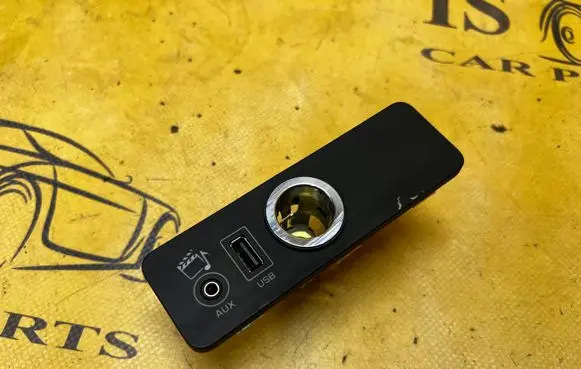 Jaguar F-Type USB socket connector 28339197 28373818