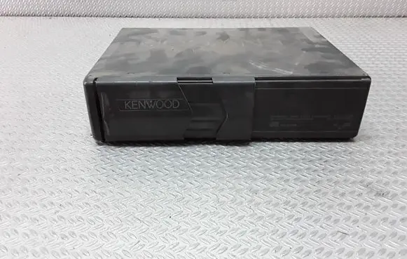 Volkswagen Golf III CD/DVD changer 