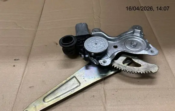 Toyota RAV 4 (XA10) Rear door window regulator with motor 8571042070
