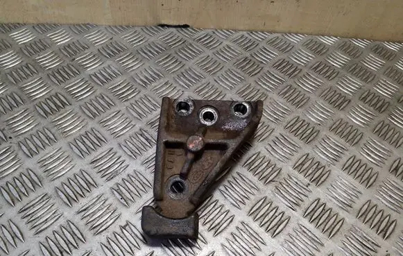 Engine mounting bracket