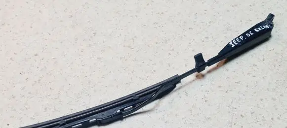 Rear wiper blade arm