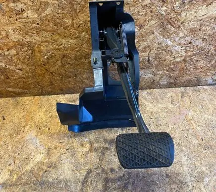 Mercedes-Benz C W203 Brake pedal A2032900401 02115000510R