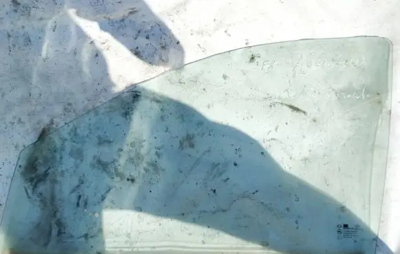 KIA Sorento Front door window glass four-door