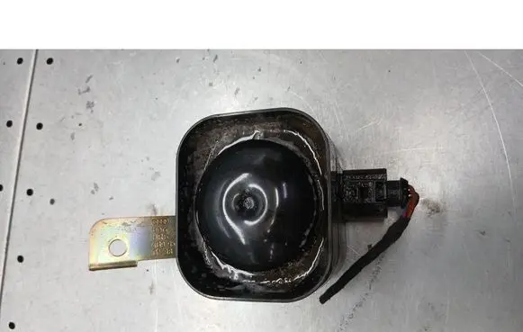 Audi A6 Allroad C5 Horn signal 8L0951605