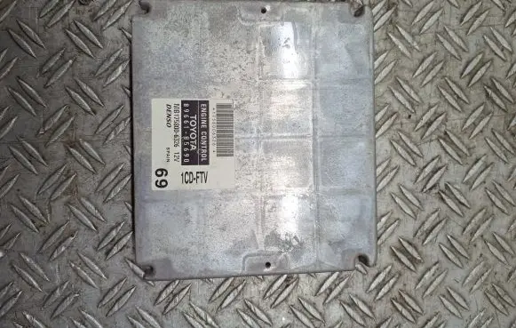 Toyota Avensis T250 Engine control unit/module 8966105690 1758006326 MB1758006326