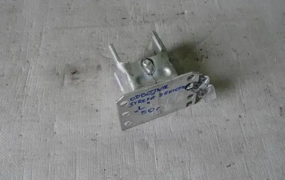 Volkswagen Tiguan Front door lower hinge 2008R
