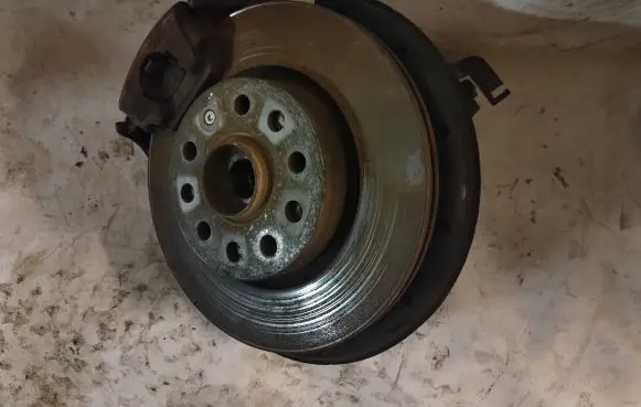 Skoda Yeti (5L) Front wheel hub spindle knuckle