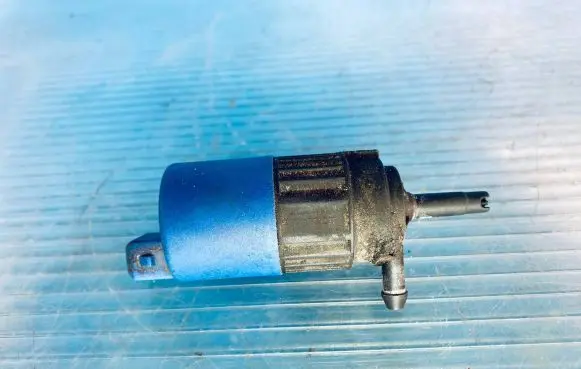 Volvo S40, V40 Windscreen/windshield washer pump