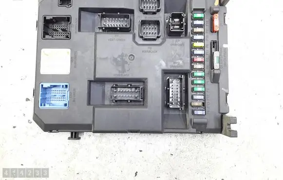 Peugeot 207 Fuse module 9664983180