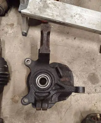 Suzuki Forenza Front wheel hub 