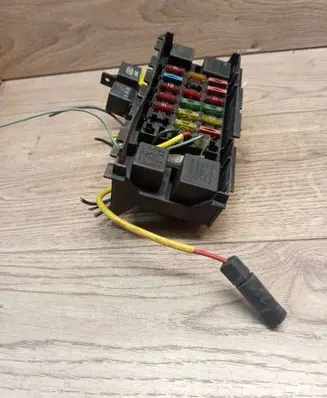 Audi 80 90 S2 B4 Fuse module 90240665