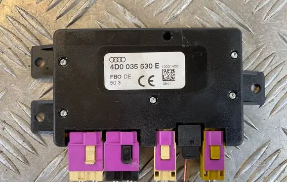 Audi A2 Aerial antenna amplifier 4D0035530E 12021400