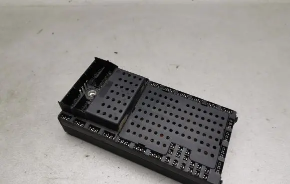 Volvo V70 Fuse module 8651548 8651547