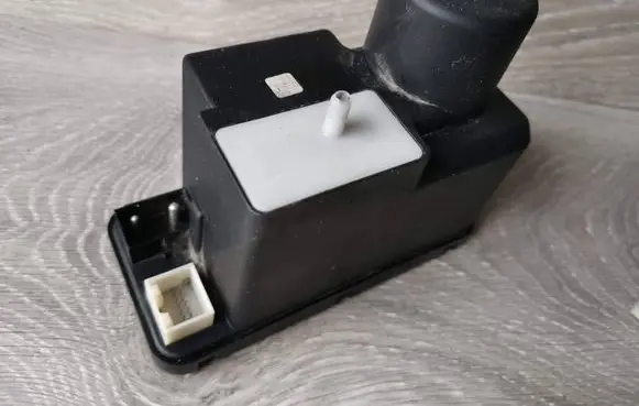 Audi A4 S4 B5 8D Central locking vacuum pump 4A0862257C