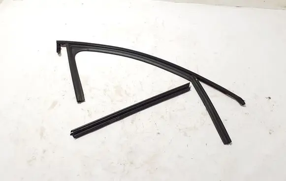 Renault Scenic E-Tech V Front door rubber seal 803305942R