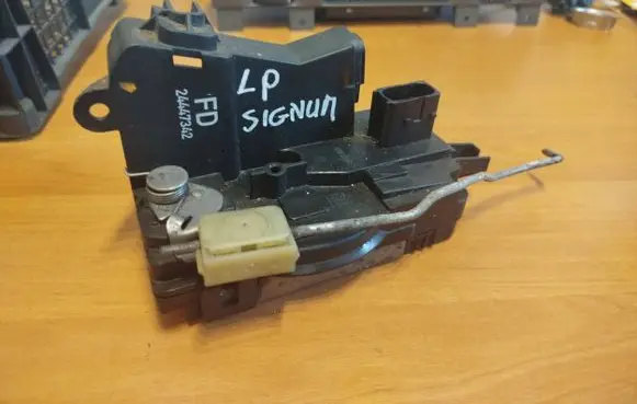 Opel Signum Front door lock 24447342