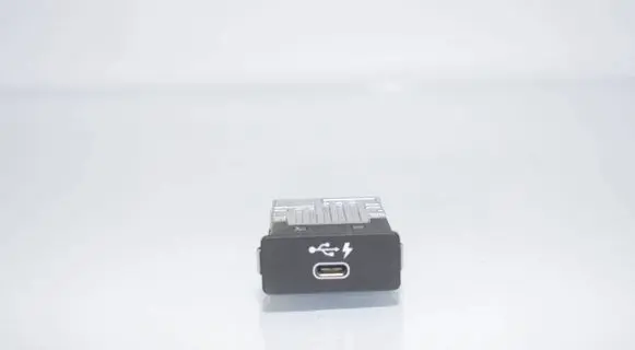 BMW 5 G30 G31 G38 USB socket connector 8711939 84108711939