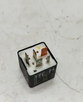 Volkswagen PASSAT B5 Other relay 443951253AA