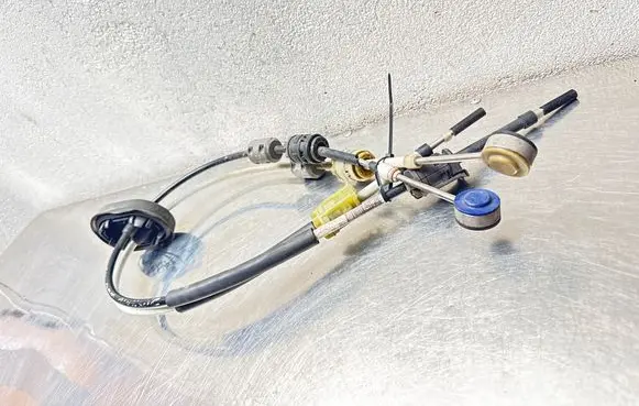 Opel Insignia A Gear shift cable linkage 55560991