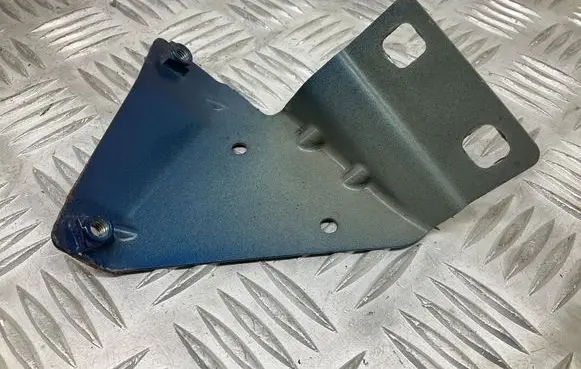 Fender mounting bracket