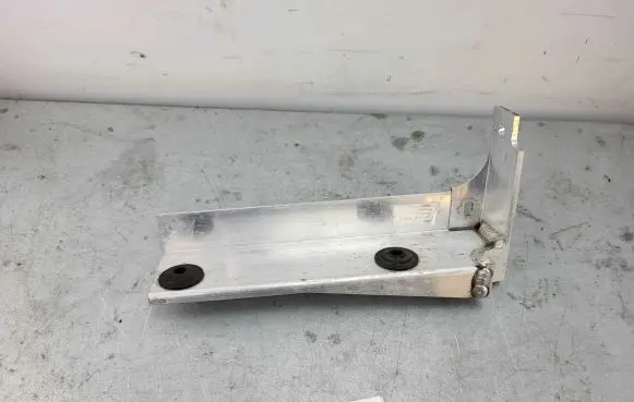 Front bumper mounting bracket