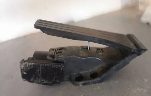 Accelerator throttle pedal