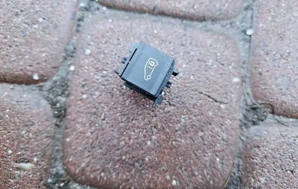 Opel Combo E Electric window control switch 9817735977