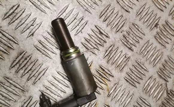 Volkswagen Golf V Valve oil control 