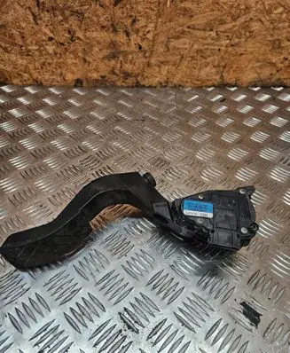 Accelerator throttle pedal