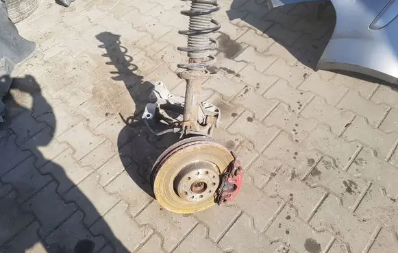 Skoda Octavia Mk2 (1Z) Front wheel hub spindle knuckle