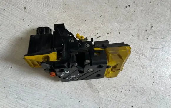 Volvo V70 Rear door lock 8650554