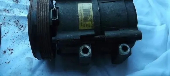 Ford Mondeo Mk III Air conditioning (A/C) compressor (pump) AV61-19D629-CC