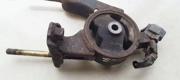 Toyota Yaris Engine mount bracket