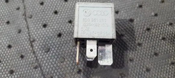 Volkswagen PASSAT B5.5 Other relay 8D0951253 V23134-J52-X300